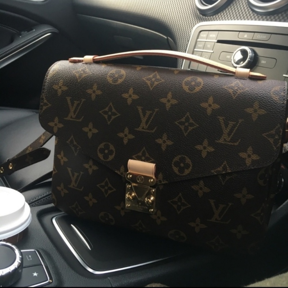 🎈SOLD🎈Like new Louis Vuitton Pochette Métis - Picture 2 of 15